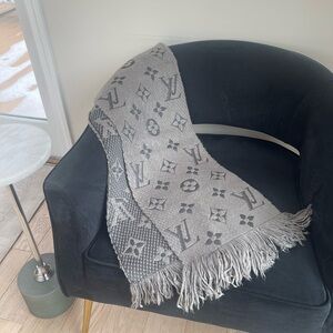 Louis Vuitton Logomania scarf in grey wool